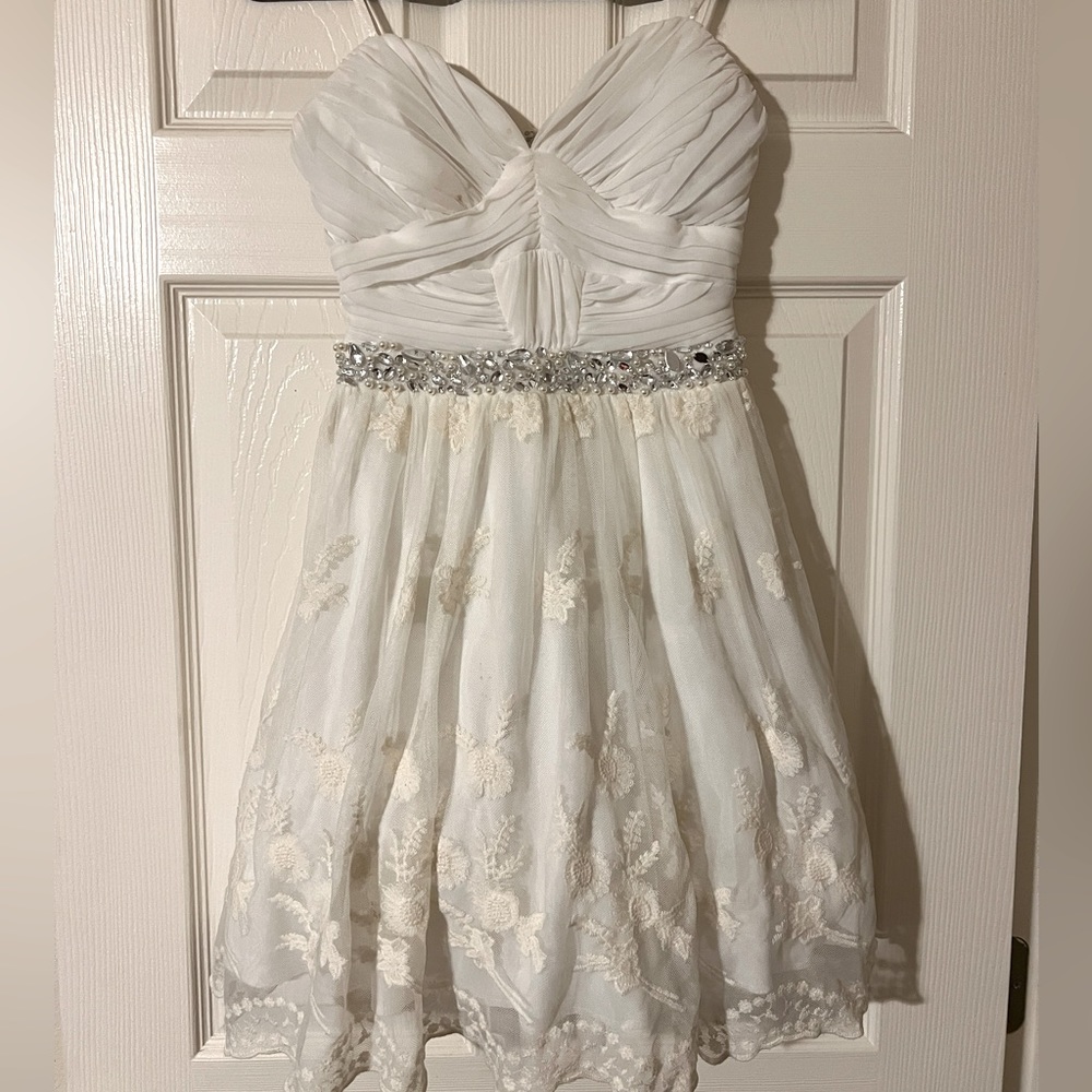 NWOT White & Cream Lace Sleeveless Semi Formal Cocktail Dress